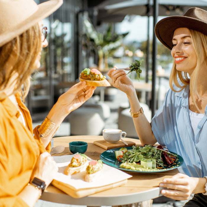 Ménagère en bois. 4 pièces avec fourchette, couteau, cuillère et serviette - 250 pièces (carton)